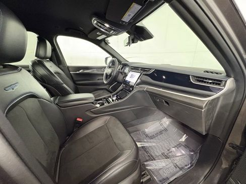 Used 2022 Jeep Grand Cherokee Trailhawk w/ Luxury Tech Group III image 18