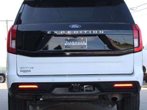 Used 2025 Ford Expedition Active AWD/4WD image 18
