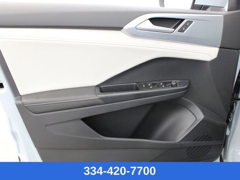 Certified 2025 Volkswagen Taos SE w/ Panoramic Sunroof Package image 14