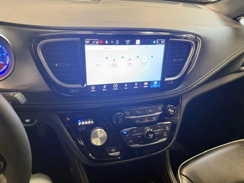 Used 2023 Chrysler Pacifica Limited w/ Uconnect Theater Family Group FWD image 44