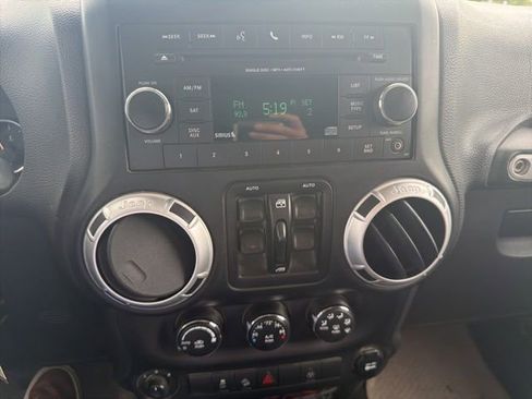 Used 2015 Jeep Wrangler Unlimited Sahara w/ Connectivity Group AWD/4WD image 3