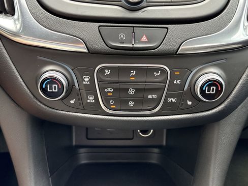 Used 2022 Chevrolet Equinox LT FWD image 22