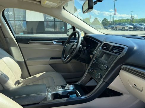 Used 2017 Ford Fusion SE FWD image 24