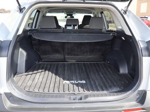 Used 2022 Toyota RAV4 XLE AWD/4WD image 11