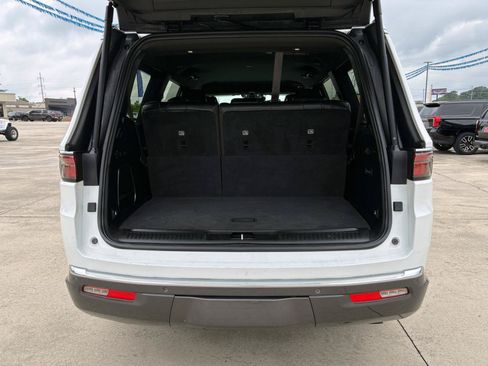 Used 2022 Jeep Wagoneer Series III w/ Flexible Seating Group AWD/4WD image 38