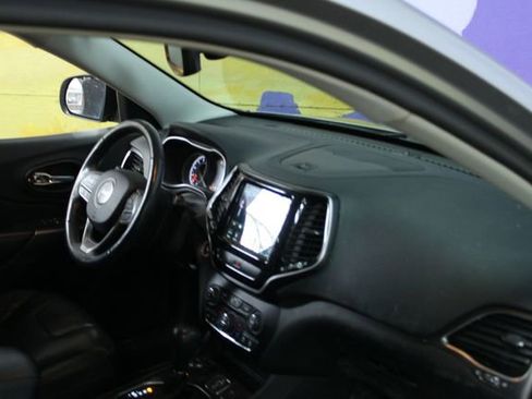 Used 2019 Jeep Cherokee Limited w/ Luxury Group AWD/4WD image 12