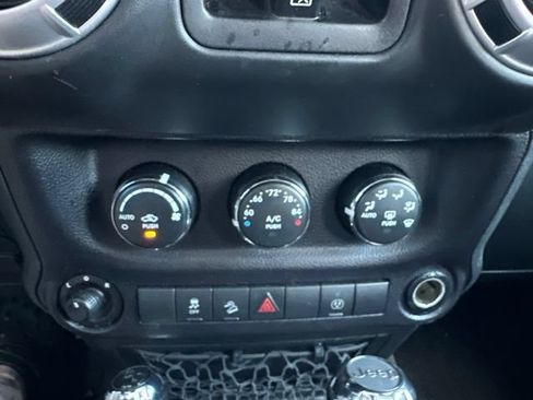 Used 2015 Jeep Wrangler Unlimited Rubicon AWD/4WD image 11