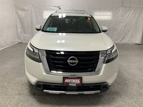 Used 2023 Nissan Pathfinder Platinum image 3
