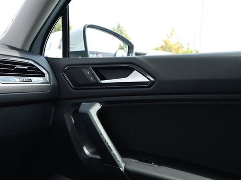 Used 2018 Volkswagen Tiguan SEL FWD image 25