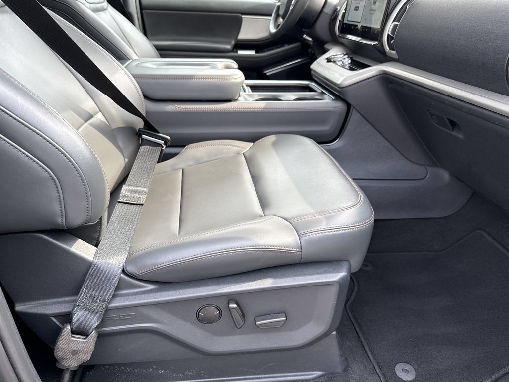 Used 2025 Ford Expedition Active AWD/4WD image 13