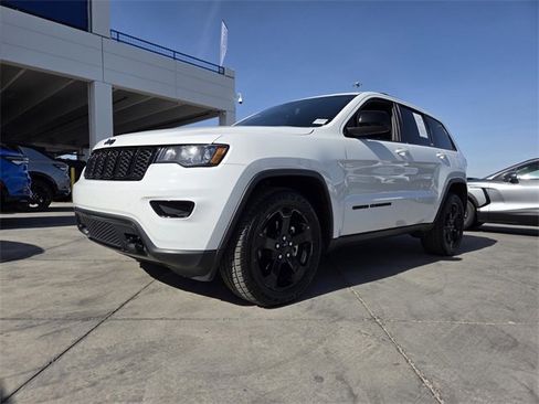 Used 2019 Jeep Grand Cherokee Laredo image 2