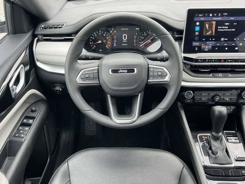 Used 2025 Jeep Compass Limited image 17