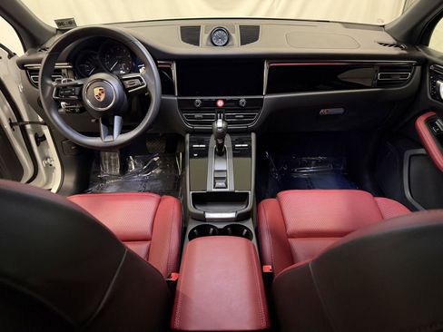 Used 2025 Porsche Macan image 17