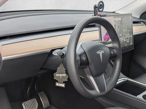 Used 2021 Tesla Model Y Long Range image 3