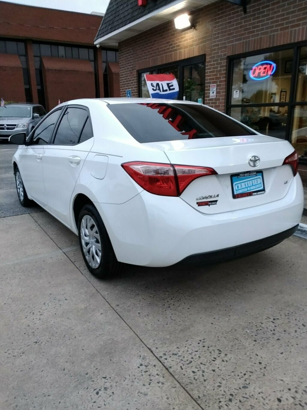 Used 2019 Toyota Corolla LE FWD image 2