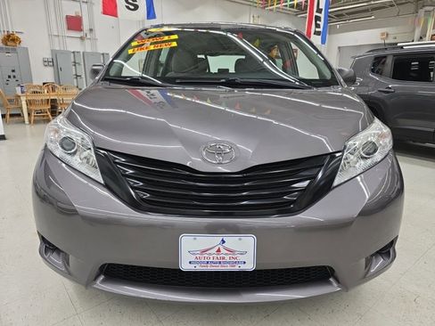 Used 2015 Toyota Sienna L image 2