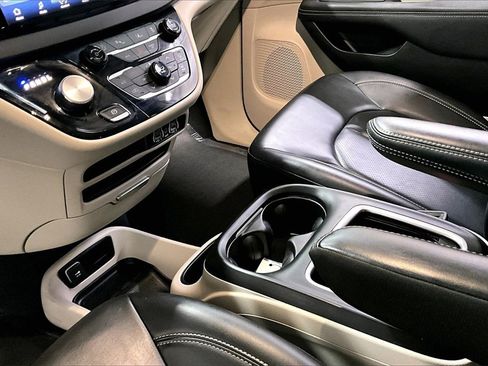 Used 2023 Chrysler Pacifica Touring-L image 19