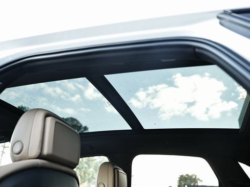 Certified 2025 Porsche Cayenne w/ Premium Package Plus image 23