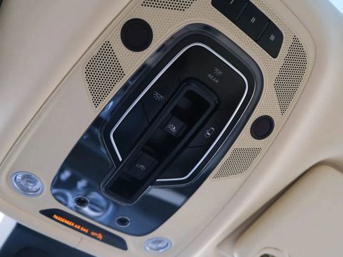 Used 2018 Bentley Bentayga image 49