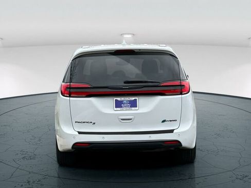 Used 2022 Chrysler Pacifica Touring-L w/ Uconnect Theater Family Group FWD image 5