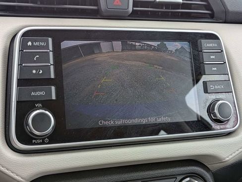 Used 2022 Nissan Versa SV FWD image 19