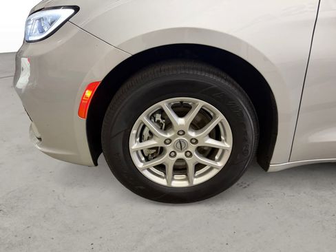 Used 2024 Chrysler Pacifica Touring-L image 7