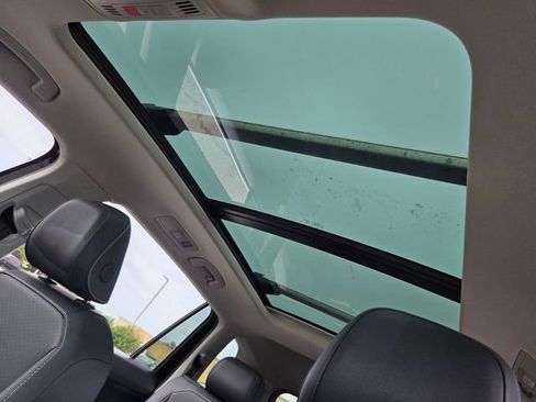Used 2024 Volkswagen Tiguan SE w/ Panoramic Sunroof Package FWD image 9