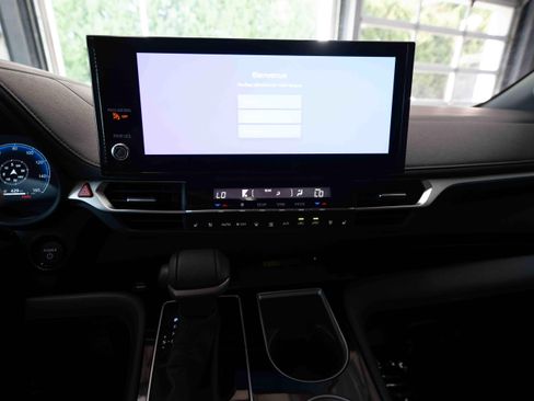 Used 2025 Toyota Sienna Platinum AWD/4WD image 17