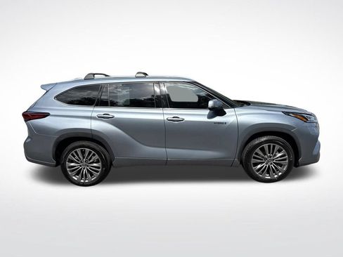 Used 2021 Toyota Highlander Platinum FWD image 4