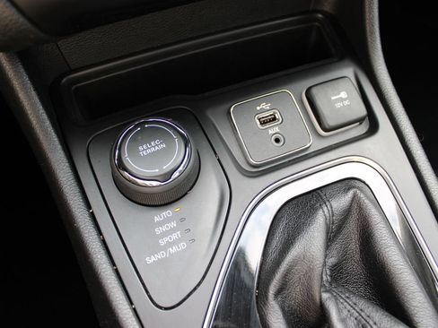 Used 2019 Jeep Cherokee Limited w/ Luxury Group AWD/4WD image 27