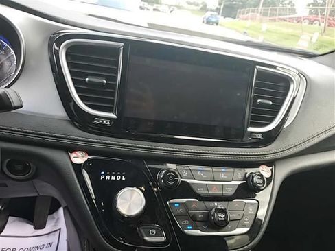 Used 2025 Chrysler Pacifica Limited FWD image 6