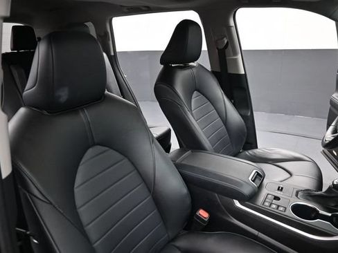 Used 2023 Toyota Highlander XLE AWD/4WD image 30