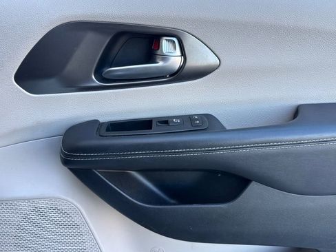 Used 2024 Chrysler Pacifica Touring-L image 27