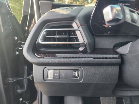 Used 2025 Chevrolet Traverse RS image 29