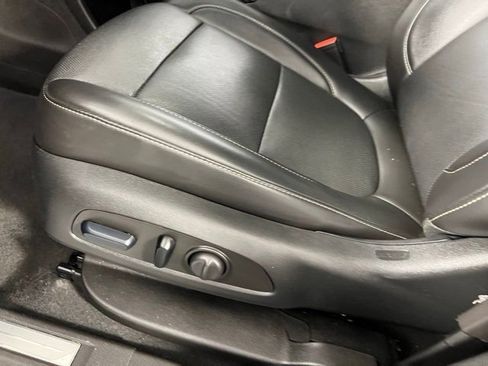 Used 2023 GMC Acadia SLT image 31