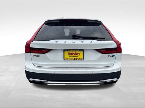 Used 2017 Volvo V90 T6 Cross Country image 6