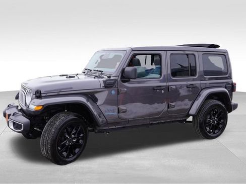 Used 2025 Jeep Wrangler Unlimited Sahara w/ Safety Group image 11