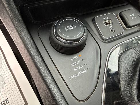 Used 2019 Jeep Cherokee Limited AWD/4WD image 32