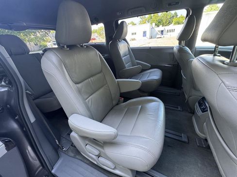 Used 2018 Toyota Sienna XLE w/ XLE Navigation Package AWD/4WD image 16