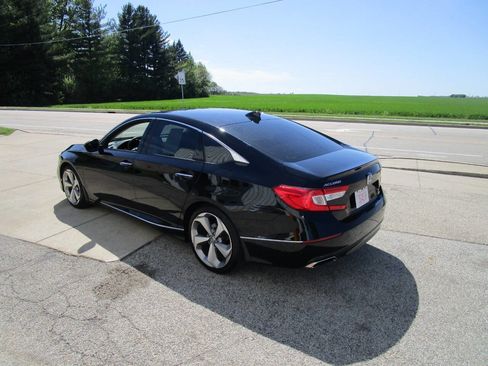 Used 2018 Honda Accord Touring image 3