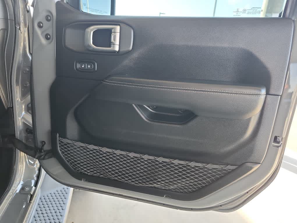 Used 2019 Jeep Wrangler Unlimited Sahara w/ Uconnect 4C Nav & Sound Group AWD/4WD image 12