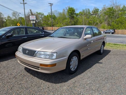 Used 1997 Toyota Avalon XL FWD image 1