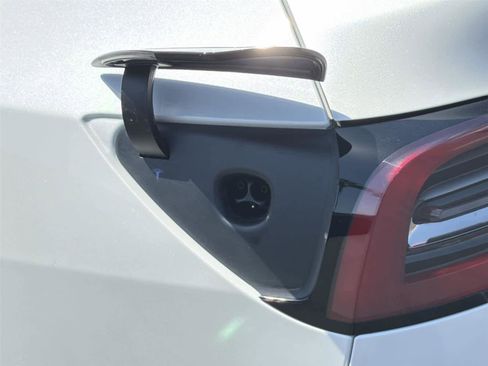 Used 2025 Tesla Model Y Long Range RWD image 9