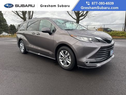 Used 2021 Toyota Sienna Limited image 1