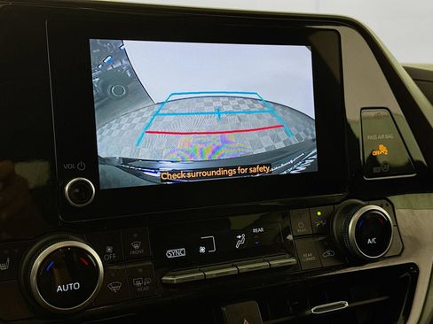 Used 2023 Toyota Highlander XLE AWD/4WD image 11
