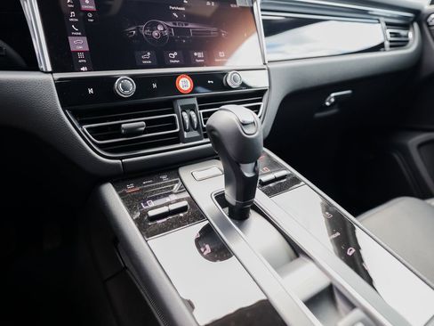 Certified 2025 Porsche Macan image 20