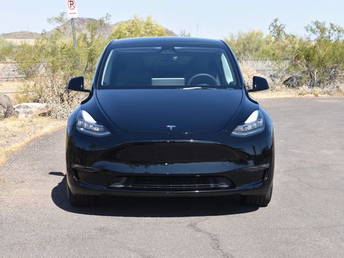 Used 2023 Tesla Model Y Long Range AWD/4WD image 2