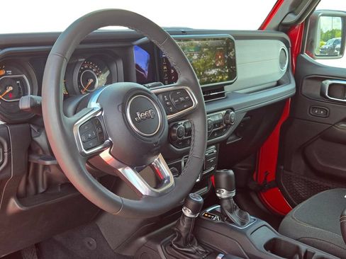 Used 2025 Jeep Wrangler Unlimited Sahara AWD/4WD image 16