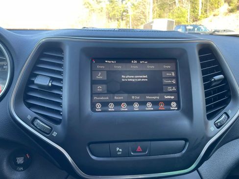Used 2019 Jeep Cherokee Latitude Plus w/ Cold Weather Group AWD/4WD image 11