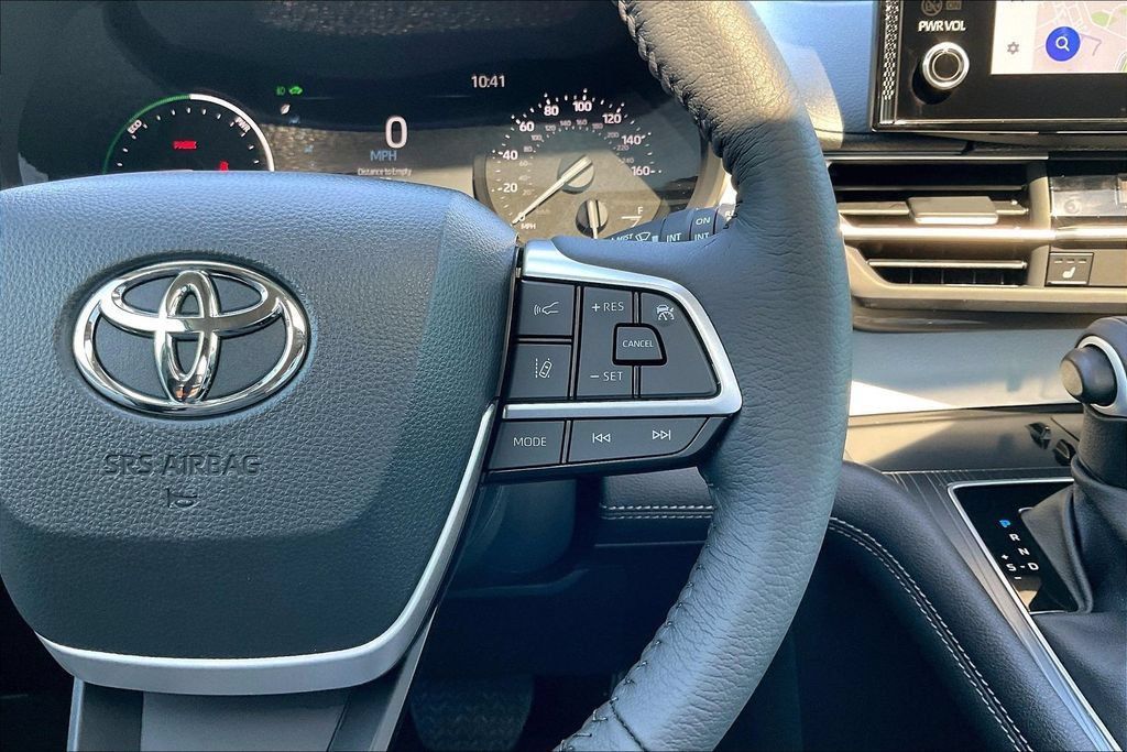 Used 2026 Toyota Sienna XLE FWD image 12